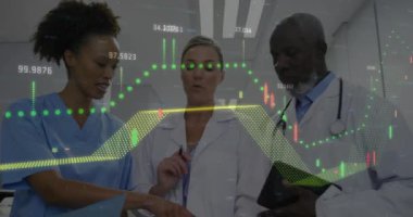 Çeşitli doktorların hasta raporlarını tartışırken birden fazla grafiğin ve değişen numaraların canlandırılması. Dijital bileşik, işletme, büyüme, hastane, takım çalışması, planlama, tıbbi ve sağlık konsepti.