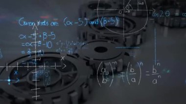 Matematiksel denklemlerin ve diyagramların masadaki hareket eden mekanik viteslerin animasyonu. Dijital olarak üretilen hologram, illüstrasyon, mekanizma, formüller, çözümler ve eğitim kavramı.
