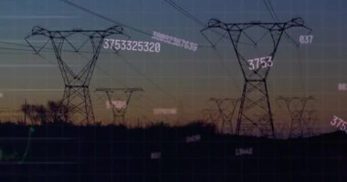 Sahadaki elektrik direkleri üzerinde finansal veri işleme animasyonu. Dijital olarak oluşturulan küresel finansman, enerji ve çevre konsepti.