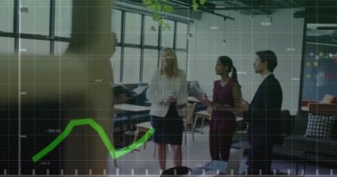 Ofiste birlikte tartışan çeşitli iş adamları üzerinde istatistiksel veri işleme animasyonu. Bilgisayar arayüzü ve iş veri teknolojisi kavramı
