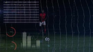 Siyah arka plandaki Afrikalı Amerikan futbolcu üzerinden finansal veri işleme animasyonu. Dijital olarak oluşturulan küresel finans, spor ve dijital arayüz kavramı.