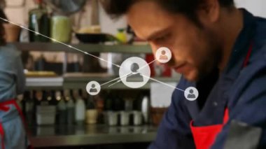 Kafkas erkek aşçı hamuru üzerinden bağlantı ağının animasyonu. Küresel iş, yiyecek ve dijital arayüz kavramı, dijital olarak üretilen video.