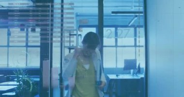 Ofisteki mutlu Asyalı iş kadını üzerine finansal veri işleme animasyonu. Küresel iş, finans ve veri işleme kavramı dijital olarak oluşturulmuş video.