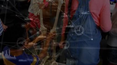 Çeşitli okul çocukları üzerinde bağlantılar ve veri işleme ağının animasyonu. Dijital olarak oluşturulmuş küresel bağlantılar, hesaplama ve veri işleme kavramı.