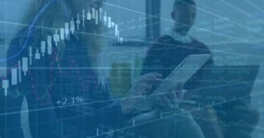 Ofiste dijital tablet kullanarak beyaz iş kadınının üzerinden geçen birden fazla grafik animasyonu. Dijital bileşik, iş dünyası, rapor, ilerleme, çalışma, kablosuz teknoloji, dokunmatik ekran.