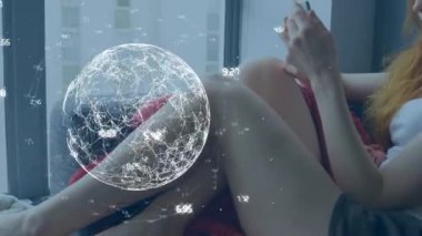 Akıllı telefon kullanan beyaz bir kadın üzerinde bağlantıları olan bir dünya animasyonu. Dijital olarak oluşturulmuş küresel iletişim, bağlantılar, hesaplama ve veri işleme kavramı.