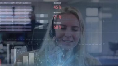 Kafkasyalı iş kadını hakkında istatistik ve finansal veri işleme animasyonu. Küresel iş, finans, bağlantılar, hesaplama ve veri işleme kavramı dijital olarak oluşturulmuş video.