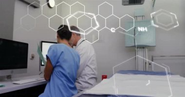 Laboratuvardaki çeşitli bilim adamları üzerinde veri işleme animasyonu. Küresel tıp, bilim, bilgisayar ve veri işleme kavramı dijital olarak oluşturulmuş video.