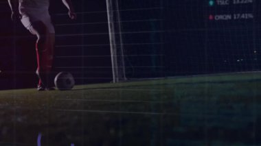 Beyaz erkek futbolcu üzerinden finansal veri işleme animasyonu. Finansal, spor ve dijital arayüz kavramı dijital olarak oluşturulmuş video.
