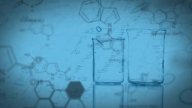 Laboratuvar şişesinde mavi arka plana düşen sıvının üzerindeki molekül yapılarının animasyonu. Dijital bileşik, çoklu pozlama, anatomi, araştırma, sıvı, deney ve bilim konsepti.