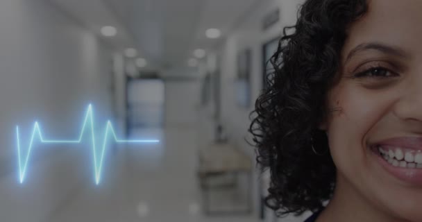 在医院微笑的分娩女医生的半人半人像上动画心率监测器 医疗和研究科学技术概念 — 图库视频影像