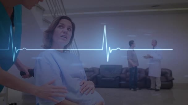Анимация Сердечного Ритма Над Разнообразной Женщиной Медиком Катающей Беременную Женщину — стоковое видео