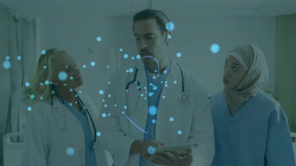 Animacja Ikony Kłódki Nad Różnymi Lekarzami Stosującymi Tabletki Szpitalu Koncepcja — Wideo stockowe