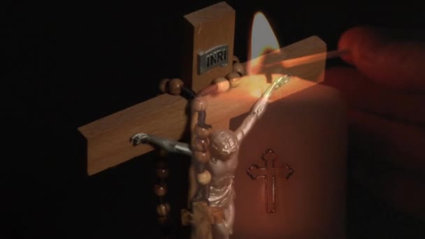 Animatie Van Kruis Met Rozenkrans Hand Verlichtende Kaars Zwarte Achtergrond — Stockvideo