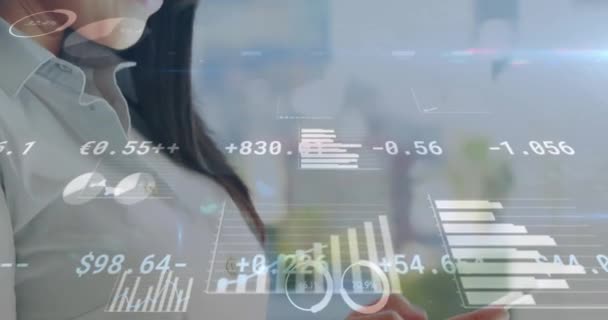 Animação Processamento Dados Financeiros Sobre Mulher Negócios Caucasiana Usando Smartphone — Vídeo de Stock