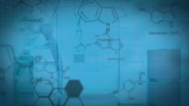 Laboratuvar Matarasında Mavi Arka Plana Düşen Kimyasalların Molekül Yapılarının Animasyonu — Stok video
