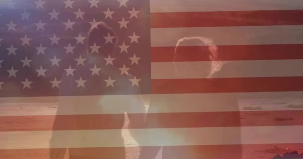 Animación Bandera Sobre Pareja Caucásica Tomados Mano Caminando Patriotismo Concepto — Vídeo de stock