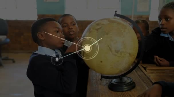 Animacja Sieci Połączeń Globu Różnorodnych Dzieciach Szkolnych Koncepcja Globalnych Połączeń — Wideo stockowe
