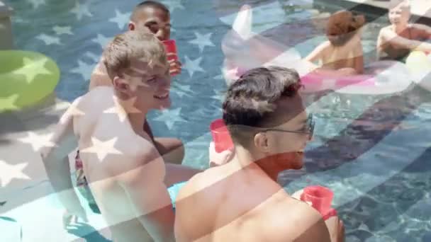 Amerika Bayrağının Animasyonu Havuz Başında Rahatlayan Güneşte Içen Farklı Arkadaşlar — Stok video