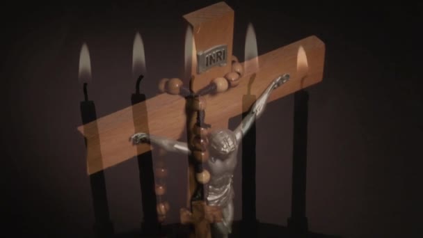 Animație Cruce Rozariu Peste Aprinderea Lumânărilor Fundal Negru Conceptul Credință — Videoclip de stoc