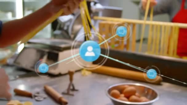 在制作意大利面的高加索女厨师身上建立关系网 全球商业 食品和数字接口概念 数字生成视频 — 图库视频影像