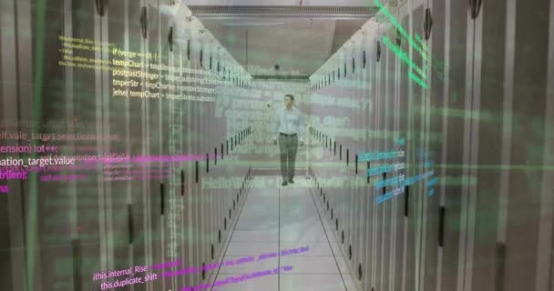 Animacja Języka Komputerowego Biały Człowiek Patrzący Szafki Serwery Podczas Chodzenia — Wideo stockowe