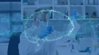 Kafkas erkek bilim adamının laboratuvarda örnek alması üzerine dönen beyin animasyonu. Küresel bilim ve dijital arayüz kavramı, dijital olarak üretilen video.