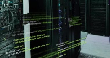 Veri sunucu odasında bilgisayar programlama dilinin animasyonu. Dijital bileşik, çoklu pozlama, iletişim, kodlama, ağ güvenliği, veri merkezi, ağ oluşturma, teknoloji ve ağ sunucusu.