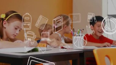 Eğitim okulu ikonlarının sınıftaki çeşitli okul çocukları üzerindeki animasyonu. Küresel eğitim, öğrenim ve ilkokul konsepti dijital olarak oluşturuldu.