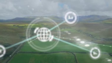 Dağlara karşı yeşil arazi etrafında hareket eden aracın hava görüntüsü üzerinde bağlı simgelerin canlandırılması. Dijital bileşim, ulaşım, iş, iletişim, doğa ve teknoloji kavramı.