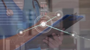 Veri işleme ve beyaz kadın doktor üzerinden bağlantı ağının animasyonu. Dijital olarak oluşturulan çevrimiçi siber güvenlik, bağlantılar, hesaplama ve veri işleme kavramı.