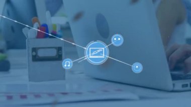 Bağlı ikonların animasyonu, ofiste dizüstü bilgisayarla çalışan beyaz bir kadının göbeğinde dünya. Dijital bileşim, çoklu pozlama, iletişim, küreselleşme ve teknoloji kavramı.