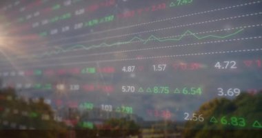 Şehir manzarası üzerinde finansal veri işleme animasyonu. Küresel iş, finans, bağlantılar, hesaplama ve veri işleme kavramı dijital olarak oluşturulmuş video.