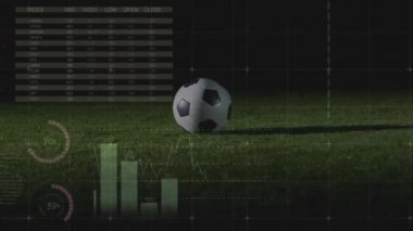 Beyaz erkek futbolcu üzerinden finansal veri işleme animasyonu. Finansal, spor ve dijital arayüz kavramı dijital olarak oluşturulmuş video.
