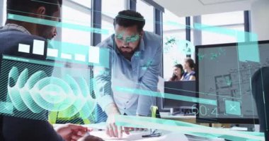 Ofiste konuşan çeşitli iş adamlarının veri işleme ve diyagramlarının animasyonu. Küresel iş ve dijital arayüz kavramı, dijital olarak oluşturulmuş video.