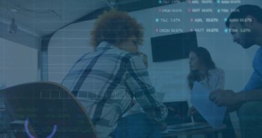 Ofisteki çeşitli iş adamları üzerinde finansal veri işleme animasyonu. Küresel finans, iş, bağlantılar, hesaplama ve veri işleme kavramı dijital olarak oluşturulmuş video.