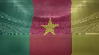 Futbol stadyumuna doğru dalgalanan kamerun bayrağı animasyonu. Dijital kompozit, çoklu pozlama, izleyiciler, spor, alan, mekan, rekabet, özgürlük, hükümet ve vatanseverlik kavramı.