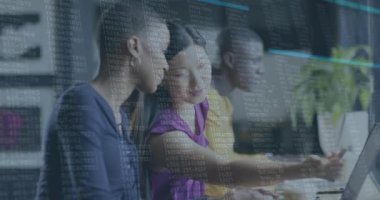 Ofiste çalışan çeşitli iş adamları üzerinde finansal veri işleme animasyonu. Küresel iş, finans, bilgisayar ve veri işleme kavramı dijital olarak oluşturulmuş video.