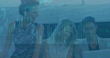 Ofisteki çeşitli iş adamları üzerinde finansal veri işleme animasyonu. Küresel finans, iş, bağlantılar, hesaplama ve veri işleme kavramı dijital olarak oluşturulmuş video.