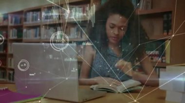 Dizüstü bilgisayar kullanan melez bir kadın üzerinden bağlantı ağlarının animasyonu. Dijital olarak oluşturulmuş küresel bağlantılar, hesaplama ve veri işleme kavramı.