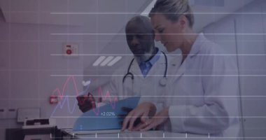 Çeşitli doktorların hastanın röntgenini tartışırken birden fazla grafiğin ve değişen numaraların animasyonu. Dijital bileşik, çoklu pozlama, rapor, iş, büyüme, takım çalışması, tıbbi ve teknoloji.