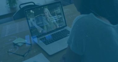 Dizüstü bilgisayardaki video görüşmesi üzerinden tartışan çeşitli meslektaşlar üzerinde bilgi arayüzü animasyonu. Dijital bileşim, iş dünyası, rapor, grafik, ilerleme, teknoloji, takım çalışması ve ofis.