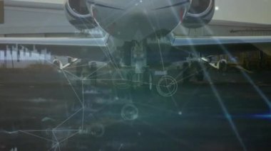 Birbirine bağlı noktaların animasyonu ve havaalanındaki park halindeki uçağın grafiği. Dijital bileşik, çoklu pozlama, iletişim, ulaşım, seyahat, rapor, iş ve teknoloji kavramı.