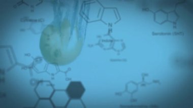 Limonun üzerindeki molekül yapılarının mavi arka planda suya düşüşünün animasyonu. Dijital bileşik, çoklu pozlama, anatomi, araştırma, sıvı, meyve, deney ve bilim konsepti.