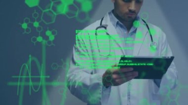 Bilgisayar dili ve molekül yapılarının animasyonu, dijital tablet kullanan beyaz doktor. Dijital bileşik, çoklu pozlama, kodlama, anatomi, programlama dili, tıbbi ve teknoloji.