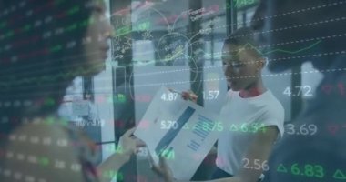 Ofiste çalışan çeşitli iş adamları üzerinde finansal veri işleme animasyonu. Küresel iş, finans, bilgisayar ve veri işleme kavramı dijital olarak oluşturulmuş video.