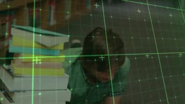 Beyaz adamın kütüphanede akıllı telefon kullanmasının animasyonu. Teknoloji, iletişim, bilgisayar ve veri işleme kavramı dijital olarak oluşturulmuş video.