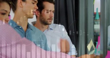 Ofisteki çeşitli erkek ve kadın meslektaşlar üzerinde finansal veri işleme animasyonu. Küresel finansman, iş dünyası, takım çalışması ve dijital arayüz konsepti dijital olarak oluşturuldu.