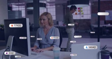 Ofisteki bilgisayar kullanan Kafkas iş kadınının veri işleme animasyonu. Küresel finans, iş ve veri işleme kavramı dijital olarak oluşturulmuş video.