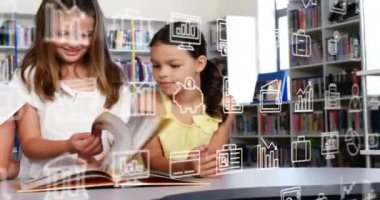 Kütüphanede arkadaşlarıyla kitap okuyan çeşitli kız çocukları üzerine birden fazla ikonun animasyonu. Dijital bileşim, rapor, iş, eğitim, bankacılık, çocukluk ve birliktelik kavramı.
